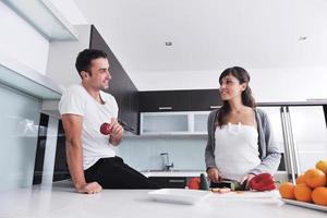 jeune couple s'amuse dans une cuisine moderne photo