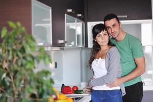 jeune couple s'amuse dans une cuisine moderne photo