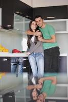 jeune couple s'amuse dans une cuisine moderne photo