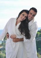 couple se reposant sur un balcon photo