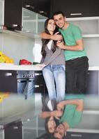 jeune couple s'amuse dans une cuisine moderne photo