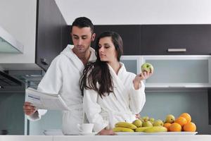 jeune couple s'amuse dans une cuisine moderne photo