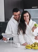 jeune couple s'amuse dans une cuisine moderne photo