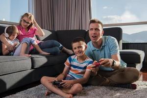 famille heureuse jouant à un jeu vidéo photo