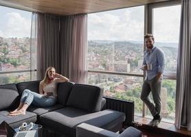 couple se détendant à la maison à l'aide d'un ordinateur tablette photo