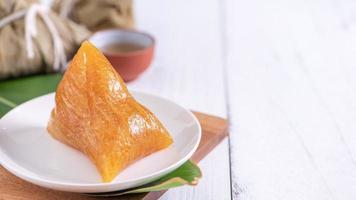 zongzi - boulette de riz alcaline - nourriture traditionnelle en cristal chinois sucré sur une assiette à manger pour le concept de célébration du festival du bateau-dragon duanwu, gros plan. photo