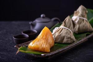 boulette de riz alcaline zongzi - nourriture traditionnelle en cristal chinois sucré sur une assiette à manger pour le concept de célébration du festival du bateau-dragon duanwu, gros plan.