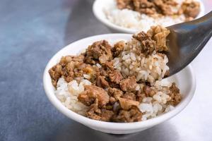 riz à la viande braisée, ragoût de boeuf sur riz cuit à tainan, taïwan. taïwanais célèbre délicatesse traditionnelle de la cuisine de rue. concept de design de voyage, gros plan.