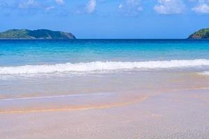 belle plage de sable de couleur or étonnante avec des vagues douces isolées avec un ciel bleu ensoleillé. concept d'idée de tourisme tropical calme, espace de copie, gros plan