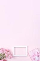 fête des mères, concept de design d'arrière-plan de la saint-valentin, beau bouquet de fleurs d'oeillets roses sur une table rose pastel, vue de dessus, mise à plat, espace de copie. photo