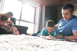 jeune couple passe du temps avec des enfants photo