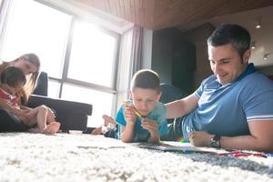 jeune couple passe du temps avec des enfants photo