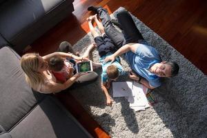 jeune couple passant du temps avec des enfants vue de dessus photo