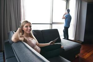 femme utilisant une tablette dans un bel appartement photo