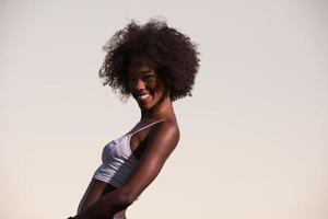 jeune femme noire dans la nature photo