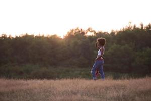 jeune femme noire dans la nature photo