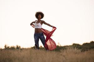 fille noire danse à l'extérieur dans un pré photo