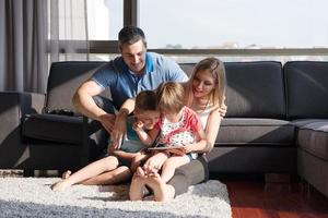 heureux jeune couple passer du temps avec des enfants photo