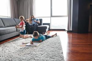 jeune couple passe du temps avec des enfants photo