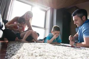 jeune couple passe du temps avec des enfants photo