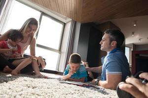 jeune couple passe du temps avec des enfants photo