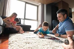 jeune couple passe du temps avec des enfants photo