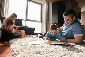 jeune couple passe du temps avec des enfants photo