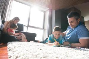 jeune couple passe du temps avec des enfants photo