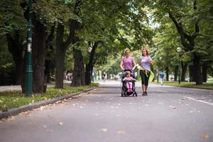 femmes avec poussette jogging ensemble photo