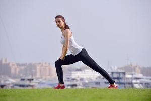 belle jeune femme, faire du jogging le matin photo