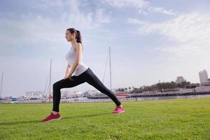 belle jeune femme, faire du jogging le matin photo