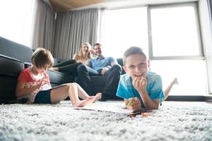 jeune couple passe du temps avec des enfants photo