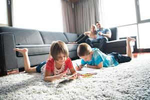 jeune couple passe du temps avec des enfants photo