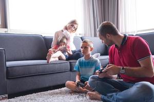 famille heureuse jouant à un jeu vidéo photo