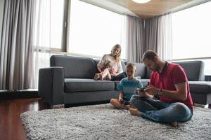 famille heureuse jouant à un jeu vidéo photo