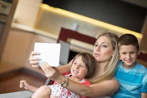 jeune famille utilisant une tablette pour faire des plans futurs photo