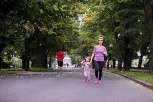 mère et petite fille faisant du jogging dans le parc de la ville photo