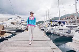 jeune femme détendue marchant dans la marina photo