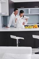 jeune couple s'amuse dans une cuisine moderne photo