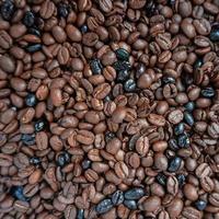café aux grains torréfiés, fond marron photo