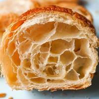 croissant savoureux pour le petit déjeuner, cuisine française photo