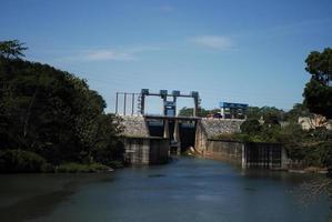 le barrage sur la rivière qui a l'air grand photo