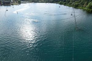 de belles images de la caméra d'un drone aérien du lac willen et du parc situé à milton keynes, en angleterre. les gens profitent du lac par une chaude journée ensoleillée d'été photo