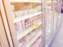 réfrigérateurs de supermarché, congélateur de supermarché dans un supermarché photo