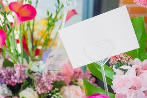 carte de voeux blanche vierge avec bouquet de fleurs photo