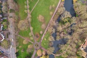 vue aérienne des images en grand angle du parc public wardown de la ville de luton en angleterre royaume-uni photo