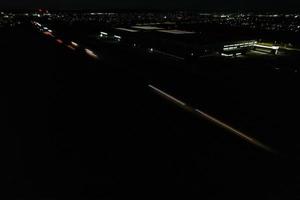 vue aérienne de nuit des autoroutes britanniques avec routes et circulation éclairées. images d'autoroutes prises avec la caméra d'un drone au-dessus de milton keynes et des autoroutes d'angleterre dans la nuit noire photo