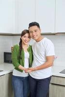 jeune couple romantique cuisinant ensemble dans la cuisine, passant un bon moment ensemble. photo