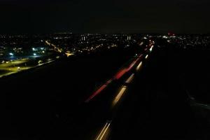 vue aérienne de nuit des autoroutes britanniques avec routes et circulation éclairées. images d'autoroutes prises avec la caméra d'un drone au-dessus de milton keynes et des autoroutes d'angleterre dans la nuit noire photo