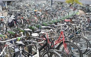 parking à vélos à rotterdam, pays-bas photo